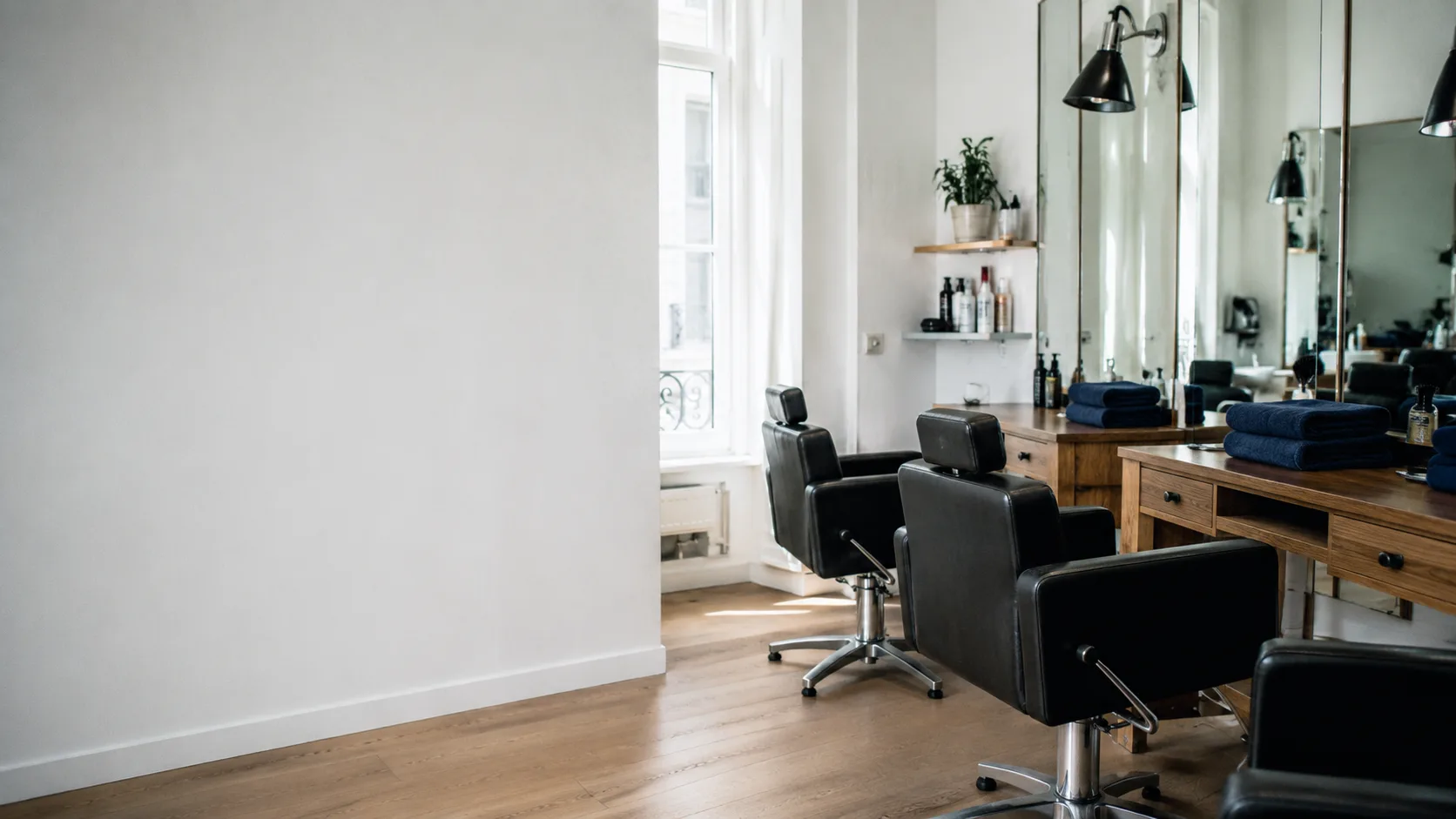 Salon de coiffure français au petit matin, postes de travail et miroirs