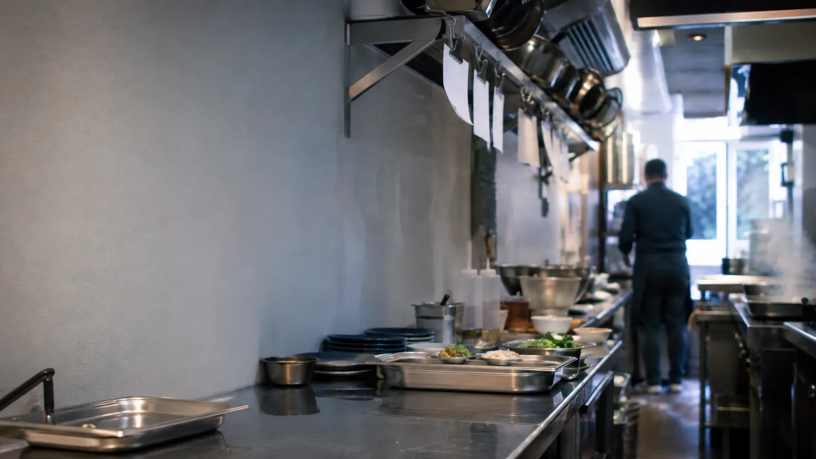 Cuisine de restaurant français avant le service, passe et mise en place